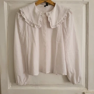 Blus - Vit blus från Vero Moda i storlek M, aldrig använd.