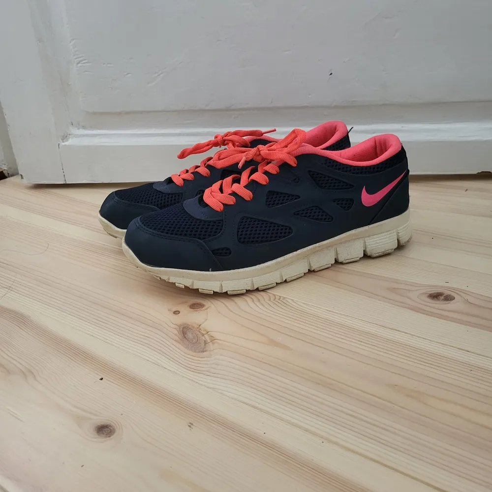 Gympaskor från Nike storlek 38, använd ett par fåtal gånger.. Skor.