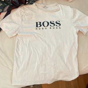 Vit Hugo boss T-shirt - Jätte fin vit Hugo Boss T-shirt. Säljer för att den inte kommer till användning längre. Köpt för 500kr men säljer för 200kr. Kan frakta men annars kan jag mötas upp i Stockholm. 