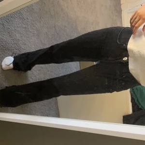 jeans  - säljer dessa jeans från pull&bear med en liten slit vid foten. använda max 5 gånger och är i väldigt fint skick💓
