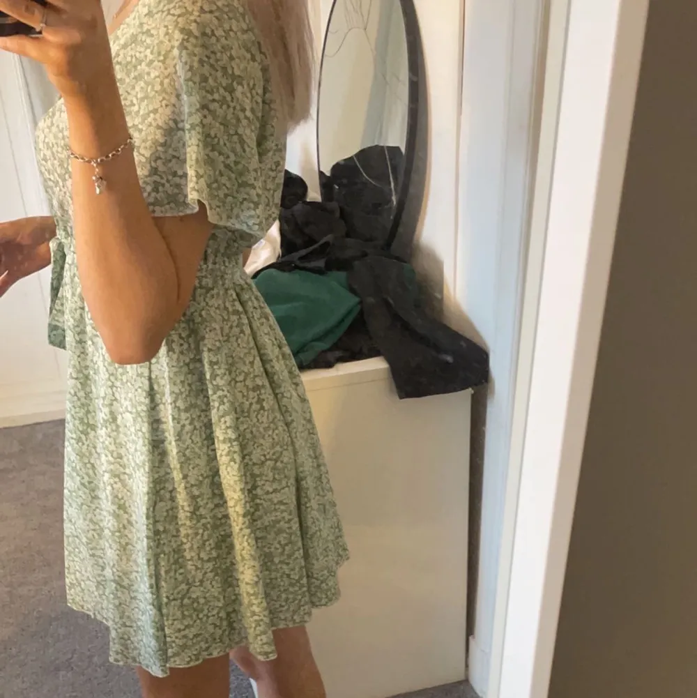 säljer denna klänning då jag alldrig använde den förra sommaren. super fin sommarklänning med knyte i midjan. 💓. Klänningar.