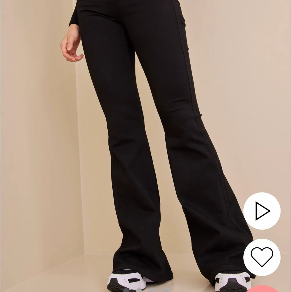 (Lånade bilder) Ett par svarta Dr Denim bootcut jeans i storlek L/32, köpt för ca 2 år sedan. Jeans & Byxor.