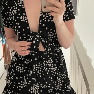 Klänning med stjärnor  - Super snygg klänning med stjärnor!! Snygg knytning vid bröstet och stretch i midjan!! Använd fåtal gånger!! Passar dig från xs-M