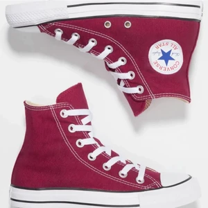 Mörkröda converse - Fina converse som inte kommer till användning. Vill bara bli av med de därav priset. Inga skador, okej skick.❤️