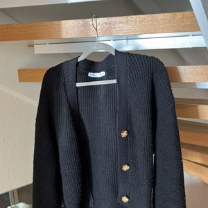 Zara kofta - Säljer denna snygga kofta då den inte används, storlek L men passar bra oversized på mig som är S/M🖤