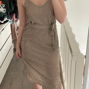 klänning - Super fin klänning med knytning från Mango!!! Jätte skön och fin kvalitet och knappt använd!! Passar xs-M