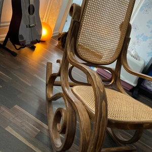Gungstol i rotting, Thonet-stil - Köpare ska hämta den. Jag bor i Norrköping, st:persgatan 39. Det kostar 0:- 