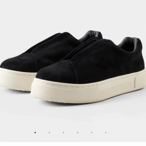 Eytys  - (Lånad bild) Jag säljer ett par eytys doja, i perfekt skick! Använda ytterst fåtal gånger och box + dustbag finns kvar💕  bara att skriva för fler bilder 💕 kom med bra bud om du är intresserad 