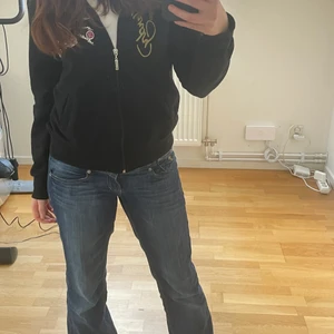 Ed hardy tröja - Säljer min Ed Hardy zip hoodie, som är använd max 2 gånger. Köpa för 450kr här på plick! I superfint skick, utan defekter, storlek Xl, men sitter som en Xs-S❤️❤️❤️