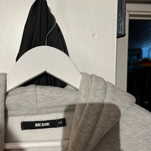 Grå hoodie  - Grå bikbok hoodie, storlek XS säljer då den blivit liten för mig. Fint skick.