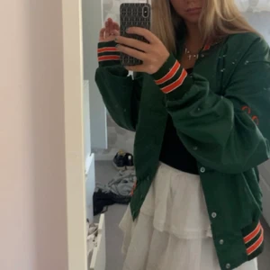 Collegejacka  - Jättefin jacka som inte längre kommer till användning. Köpt vintage via Urban Outfitters. Väldigt stor, men sitter snyggt oversizet! 