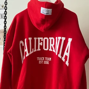 Oversize hoodie - skön hoodie med fett tryck bak, använd 1gång 