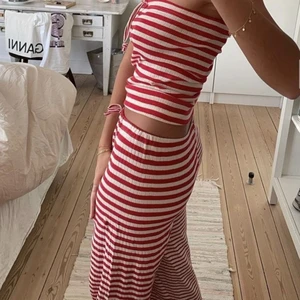 Randig tuptopp - Säljer min fina topp som är superlik den från mads norgaard. Obs första är inte min bild, sista bilden är min när den bärs. Sytt själv och strlk S ish. Går att dra åt och är stretchiga så kan nog passa Xs och M också❤️❤️  är som sagt egengjord så ser inte maskinsydd ut men är ändå väldigt fin🤩 buda med minst 10kr över och bud är såklart bindande🥳