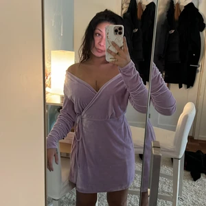 Purple velvet dress | Nelly, strl 36 - Klänning i superfin ljuslila färg från Nelly köpt 2018. Oanvänd men testad, prislapp kvar! 💜