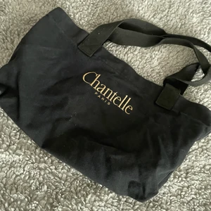 Tygväska chantelle - Tygväska chantelle. Dator får plats 