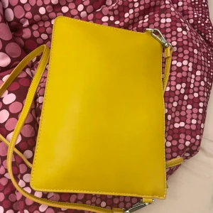 Handväska 👜  - Jag säljer handväska helt ny knapp använd, kommer inte till användning frakt står köper för och kan även mötas upp och posta 