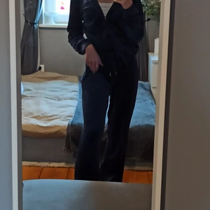 Gina Tricot set i storlek M - Säljer detta populära mörkblåa Gina Tricot setet i storlek M då det inte är i min storlek. Använt men i mycket bra skick. Värt att tilläggas är att sättet är slutsålt på hemsidan.💕Säljer för 350kr+frakt