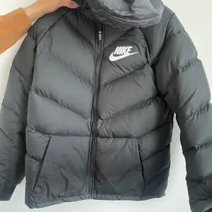 En oanvänd Nike jacka i ungdoms storlk Xl.