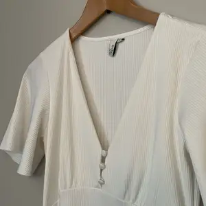 Fin vit klänning från Nelly storlek S, endast använd en gång. Säljer för 120 kr💕