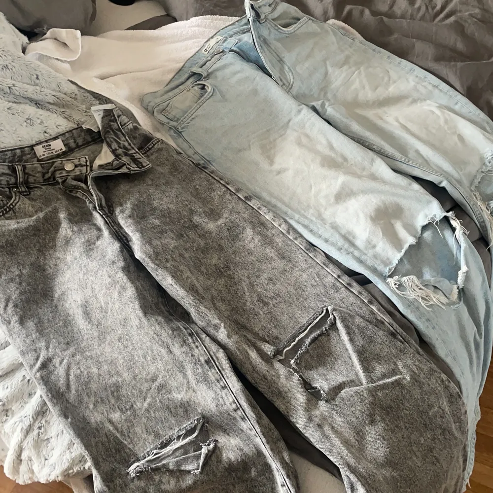 De grå jeansen, högmidjade långa i benen (bagge jeans) jätte fina på sommaren. De ljusa är från Gina tricot håliga somriga jeans jätte fina . Jeans & Byxor.