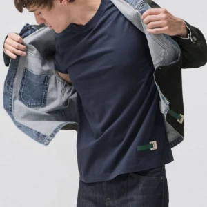 Helt ny nudie keans jacka stl L - Mdell: Ronny Färg/Tvätt: green Army coated indigo b 26 denim   Stl : L  Mått: Axel till axel: 47 cm Armlängd: 68cm Längd backifrån från tröjan börjar till slut: 67 cm  Material: 100% Cotton