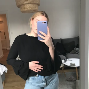 FestTröja - Snygg svart tröja med volangärmar 