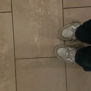 Lacoste skor 👟  - Säljer min jätte fina Lacoste skor, som tyvärr blivit för små! 💗 har använt dom några gånger då dom hunnit bli små smutsiga men som inte syns så väl när man har på sig dom!😻 köpte dom för 1500kr men pga att dom är lite slitna så säljer jag dom för 200kr+frakt<3