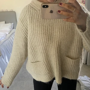 Vit stickad tröja från Zara - Vit stickad tröja från Zara med fickor där fram! Supermysig!💓💓 Storlek M men passar xs-l beroende på hur man vill att den ska sitta!