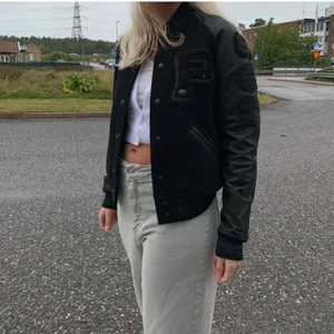 Varsity collage jacka - Vintage collage jacka från Ralph lauren. Oversize i modellen. Jackans startpris är 6995kr. Perfekt årstid för den just nu!✨