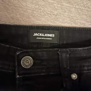 ett par svarta jack&jones jeans i bra skick