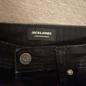 jack&jones jeans svarta - ett par svarta jack&jones jeans i bra skick