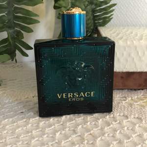 En versace eros mansparfym 100 ml nästan helt oanvänd, doftar MAGISKT. Säljs pga allergi. Ord pris 900:-