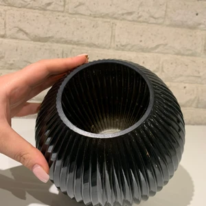 Svart kruka  - En svart kruka för 50kr. Priset kan sänkas vid snabbaffär.