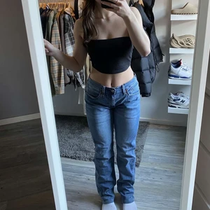 Lågmidjade Levis Byxor - Ett par lågmidjade Levis byxor i bra skick, 8/10 inga synliga defekter eller liknande. W31 L32, skriv till mig om ni vill ha fler bilder och information ✨