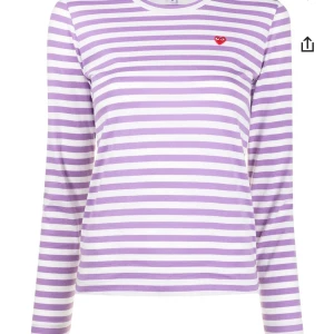 Randig Comme des garcons tröja  - Säljer denna lila randiga Comme des garcons tröja! Använd ett fåtal gånger så den är i bra skick!! Storlek S. Köpt på NK. Säljer för 500kr, köpt för 1800kr 