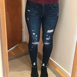 Lowrise jeans - Jättefina tajta lowrise jeans med slitningar i stl 36. XS/S. Köpta på Primark i London och är tyvärr för små för mig. De är sparsamt använda så de är i princip i nyskick! Jag kan mötas upp annars tillkommer frakt. Valfritt fraktalternativ från postnord. 