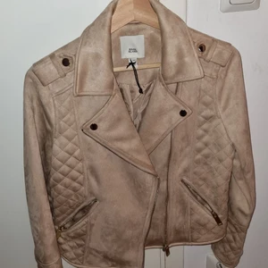Fin jacka från river island! - Säljer en jätte fin beige samet jacka från river island perfekt nu till våren! Aldrig andvänd och inga skador! Storlek 10. Köpt för 849kr! Hör av er om ni har några frågor!💕