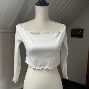 Vit off-shoulder top - En vit off-shoulder top från Prettylittlething i storlek EU 40. 