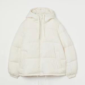 Vit pufferjacka från H&M - Säljer den populära stora vita dunjackan från H&M! Säljar pga att den ej kommer till användning, i bra skick!😍 + köparen står för frakten! 