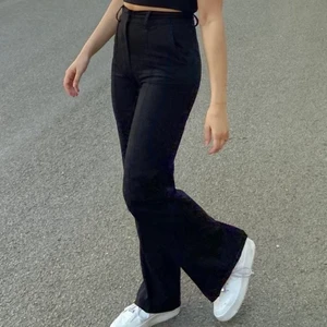 Vida kostymbyxor  - Super fina vida kostymbyxor med slits bak från NA-KD storlek 34 💗 köpare står för frakt