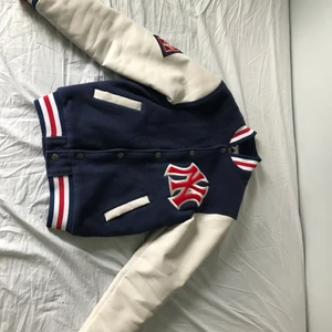 New york yankees varsity jacket - En väldigt snygg varsity jacka som knappt är använd. Bra skick