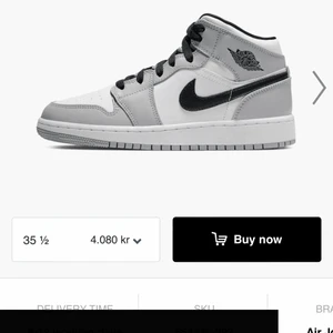 Jordans mid smokey grey - Säljer mina jordans, jag köpte för 4100kr på restock. Har box, taggen att de är äkta och allt kvar. Dm för bilder:)