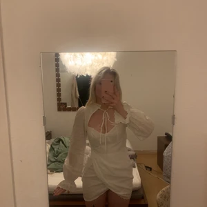 Vit klänning - En jättefin klänning, kanske till studenten eller skolavslutningen? Endast testad! Prislapp kvar. ❣️