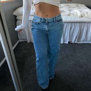 Snygga jeans från Bik bok sjukt trendiga, aldrig använda. Storlek 27/32💗