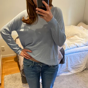 Stickad tröja - Säljer denna superfina stickade tröja från zara. Den är i bra skick. DM vid intresse eller fler frågor!!💕💕 (köpare står för frakt)