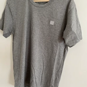 Acne Studios T-Shirt Grå M - Tjena. Säljer här min knappt använda tshirt från Acne. Sitter som en vanlig medium. Kolla in mina andra annonser med Acne!