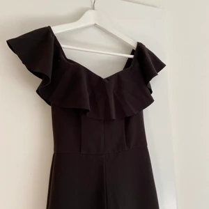 Byxdress från H&M - Byxdress från H&M i storlek 34. Säljer då den tyvärr har blivit för liten. Finns en liten defekt på sidan (se bild nr 3), annars i bra skick. Köparen står för frakten.