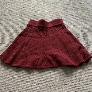 Kabelstickad Kjol - Kabelstickad kjol, vinröd från Hollister