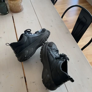 Chunky black sneakers  - Säljer dessa svarta coola sneakers. Super sköna. Från K Cobler.