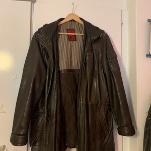 Goldstein skinnrock - Fin mörkbrun skinnrock köpt på secondhand för 300kr. Jag är ca 170 cm och den går precis över rumpan på mig. Hör av dig för mer info!
